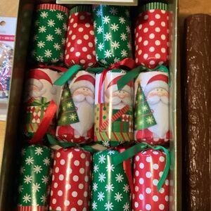 Festive Santa Holiday Crackers - Red and Green 4 crackers 4 logs
